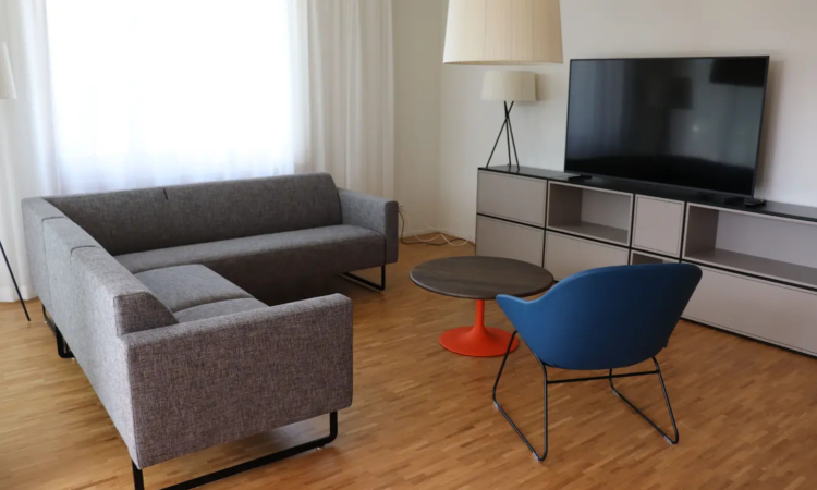 Bild eines Wohnzimmers mit Fernseher und Sofa