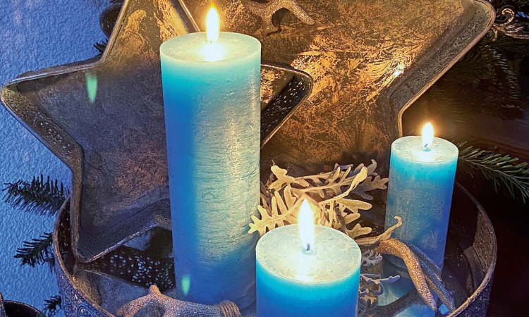 Bild Weihnachtsverkauf mit Kerzen und Sternen