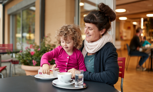 Bild Mikado mit Mutter und Kind bei Kaffee und Kuchen