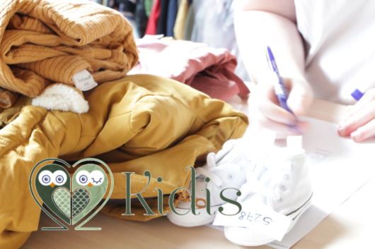 Bild zur Arbeit für Kidis mit gefalteten Kleidern