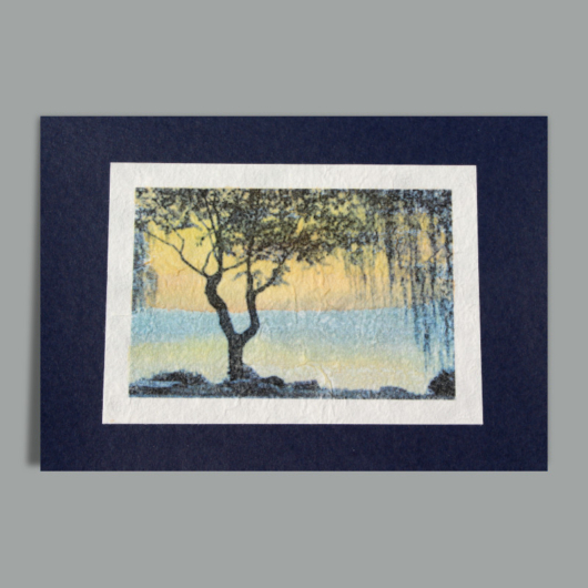 Bild der Beileidskarte «Baum am See» mit Landschaft auf Schöpfpapier über Grundkarte Blau