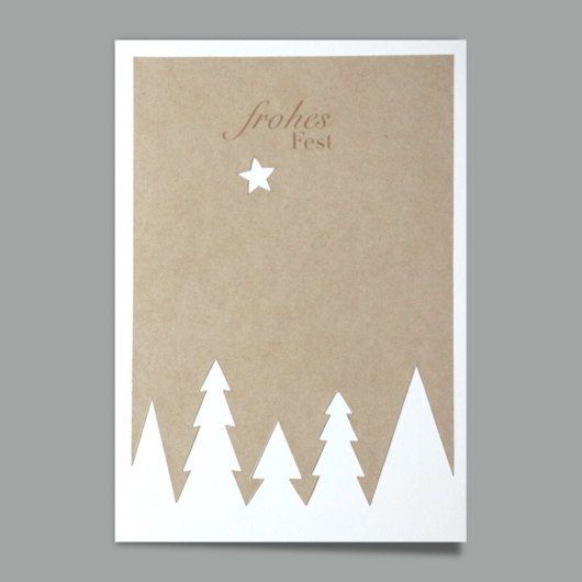 Bild der Weihnachtskarte «Miriam» mit ausgeschnittenen Tannen und Stern in hellbraunem Papier.