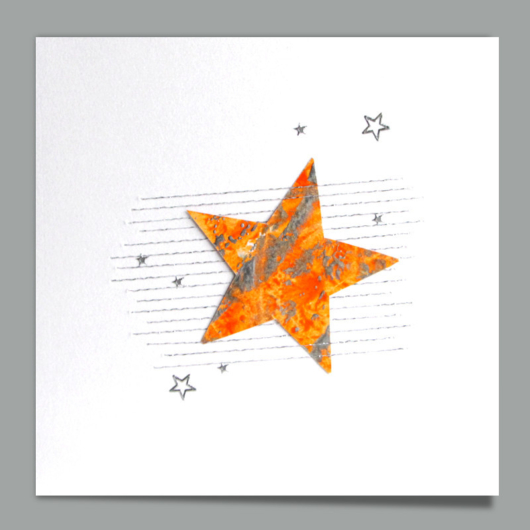 Bild der Weihnachtskarte «Pascal» mit Encaustic-Stern in Orange/Silber auf Glimmerfäden auf Grundkarte in Ice Silver