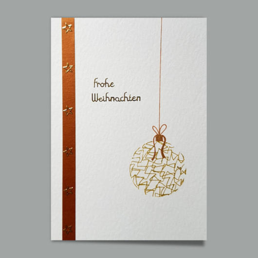 Bild der Weihnachtskarte «Simon» mit goldiger, gemalter Weihnachtskugel mit Kupferstreifen