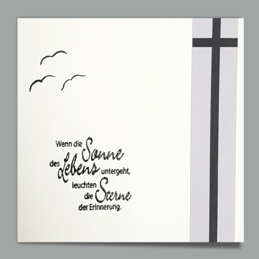 Bild der Beileidskarte «Sonne des Lebens» mit langem Kreuz auf Grau mit Vögeln