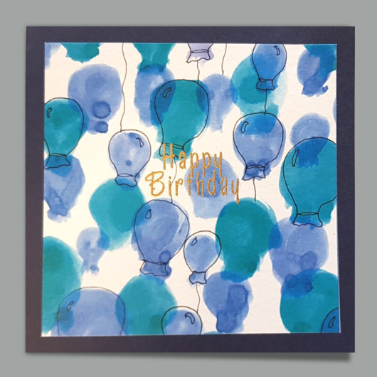 Bild der Glückwunschkarte «Happy Birthday Ballonen-Himmel» mit bläulichen Ballonen und goldenem Schriftzug