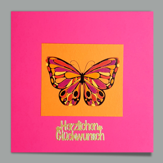 Bild der Glückwunschkarte «Herzl. Glückwunsch Schmetterling» mit farbigem Schmetterling auf Orange über Grundkarte Pink