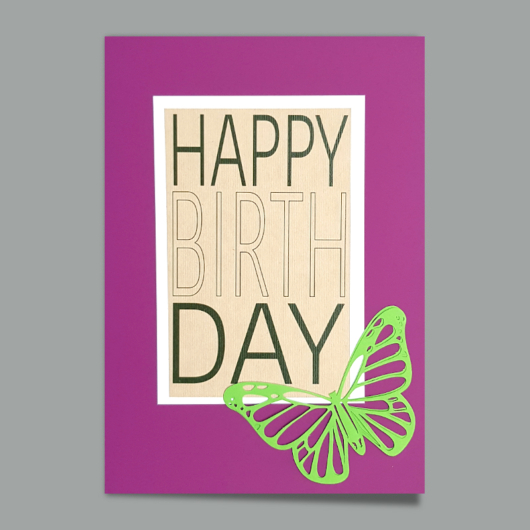Bild der Glückwunschkarte «Schmetterling Happy Birthday» mit grünem Schmetterling aufgefaltet auf Grundkarte Violett