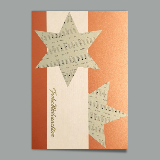 Bild der Weihnachtskarte «Rebecca» mit Sternen aus Notenpapier auf Karte in Bronze