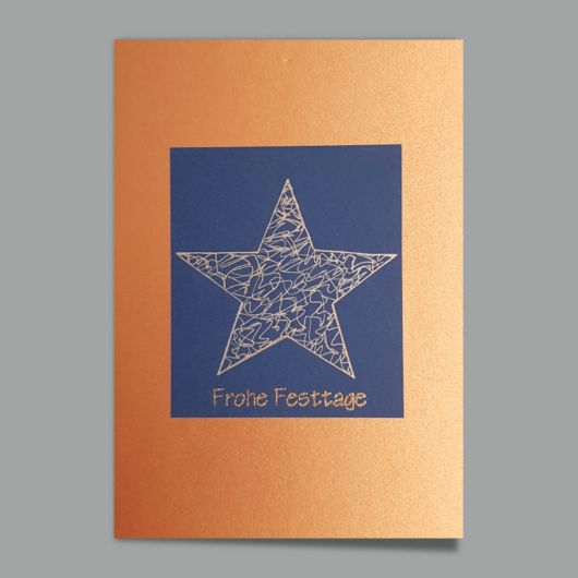 Bild der Weihnachtskarte «Sandra» mit gemaltem Kupfer-Stern auf Kupfer hinter Blau