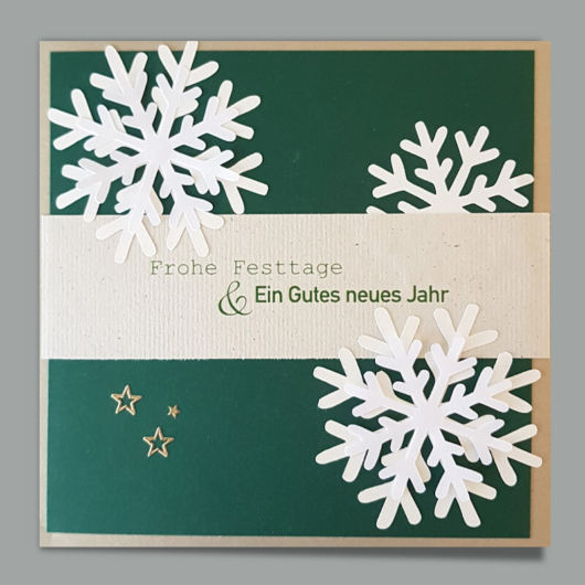 Bild der Weihnachtskarte «Sarah» mit Schneeflocke aufgefaltet auf Grün