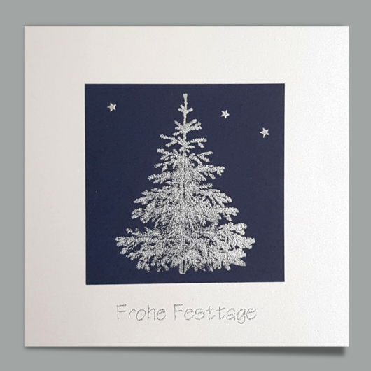 Bild der Weihnachtskarte «Trix» 2 mit silbernen Tannen und Sternen auf dunkelblauem Hintergrund