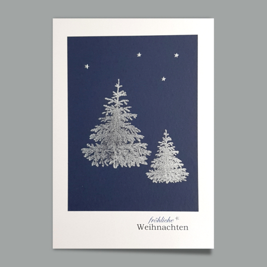 Bild der Weihnachtskarte «Trix» 1 mit silbernen Tannen und Sternen auf dunkelblauem Hintergrund