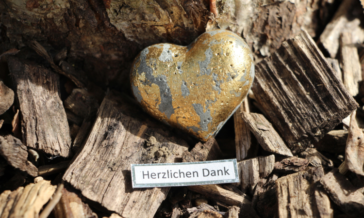 Bild Unterstützen Sie uns mit goldenem Herzen und Dankesschild