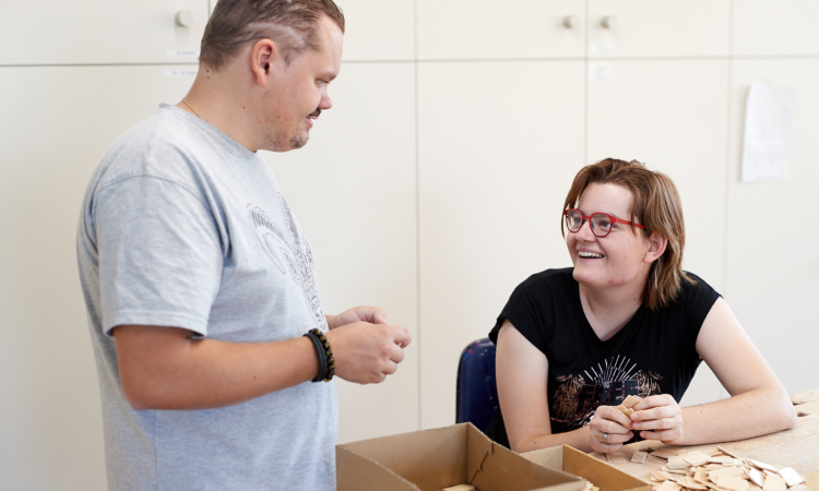 Bild Zivildiensteinsatz mit zwei Menschen in Interaktion