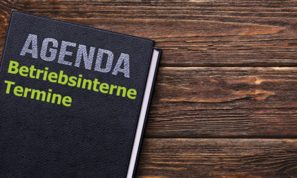 Bild Betriebsinterne Termine mit Agenda auf Holztisch