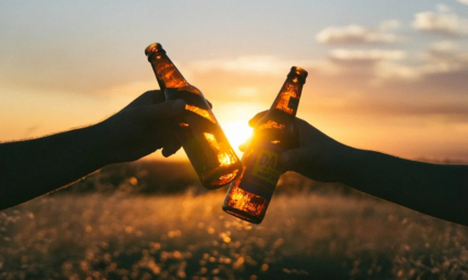 Bild Sommernachtsfest mit Anstossen vor Sonnenuntergang
