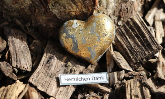 Bild Unterstützen Sie uns mit goldenem Herzen und Dankesschild